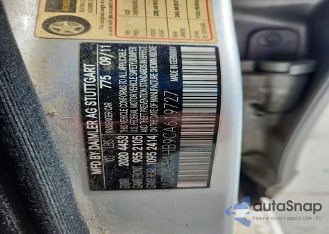 2012 Mercedes-Benz C 250 z USA, uszkodzony, nr VIN WDDGF4HB9CA619727